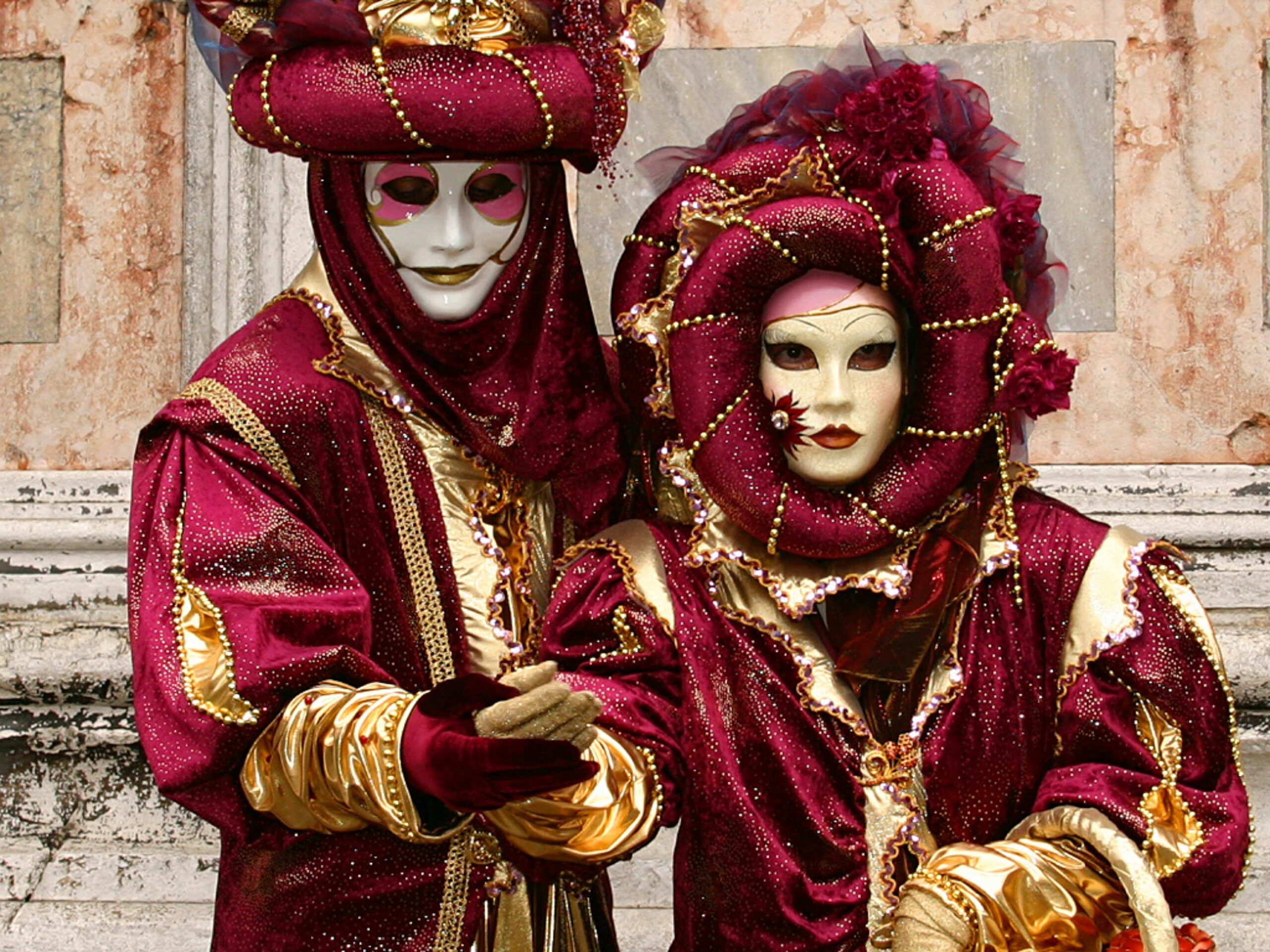 Красный костюм и маска. Венецианский карнавал Италия маски. Венецианский карнавал Жюль Демерссман. Венеция маскарад с шутами. Маска Венеция для карнавала.